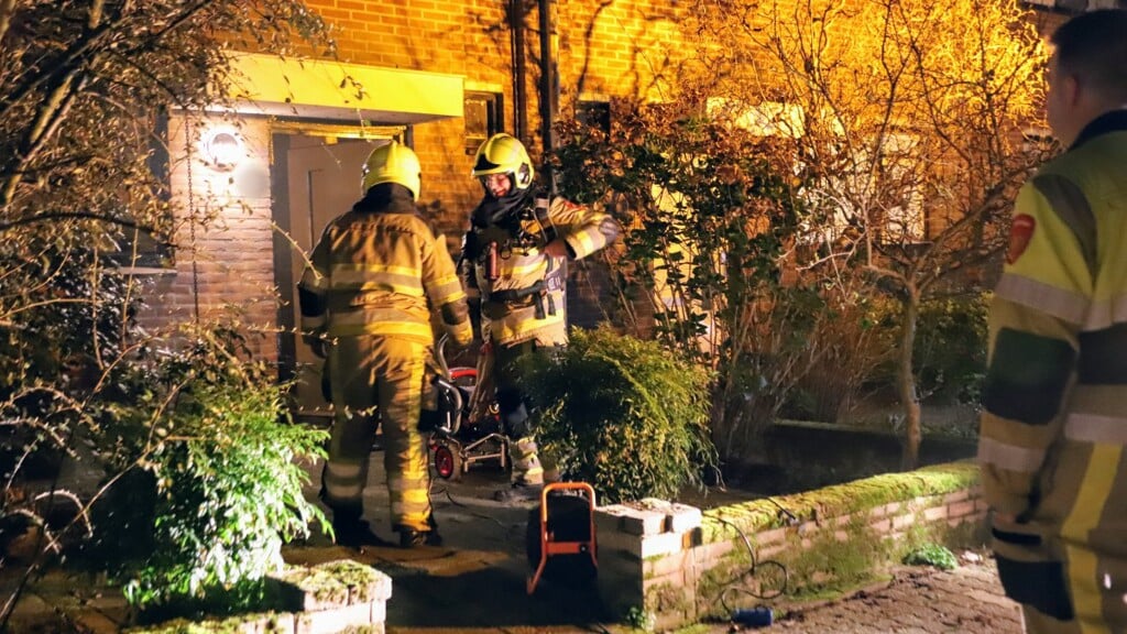• De brandweer zorgde voor een nacontrole en ventileerde het huis met een overdrukventilator.