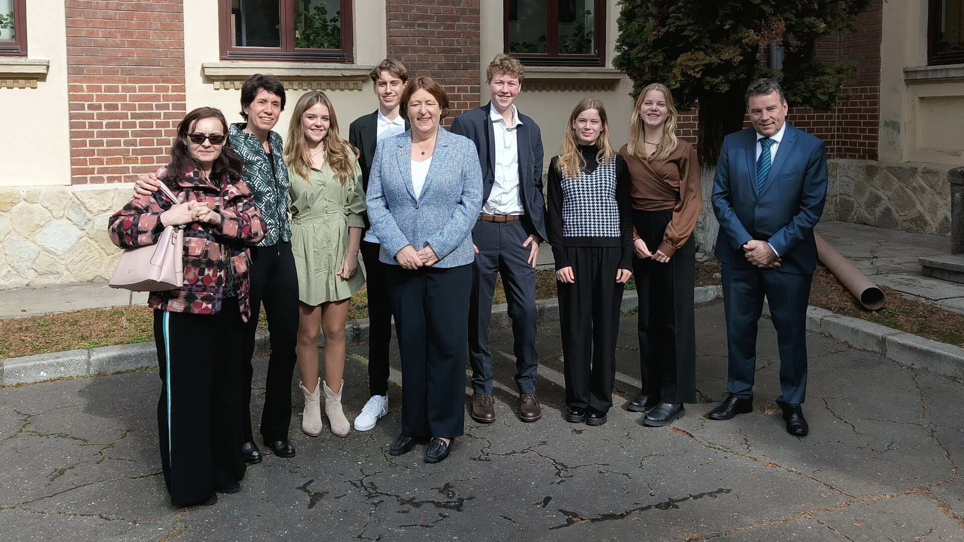 • De leerlingen van het Altena College, samen met de Nederlandse ambassadeur Willemijn van Haaften.