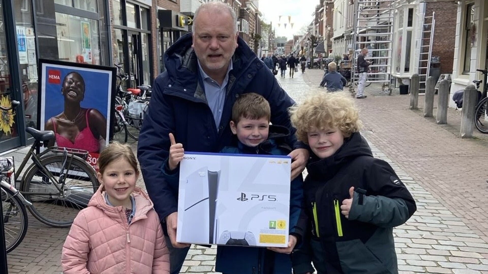 • Prijswinnaar Koene met zijn Playstation 5.