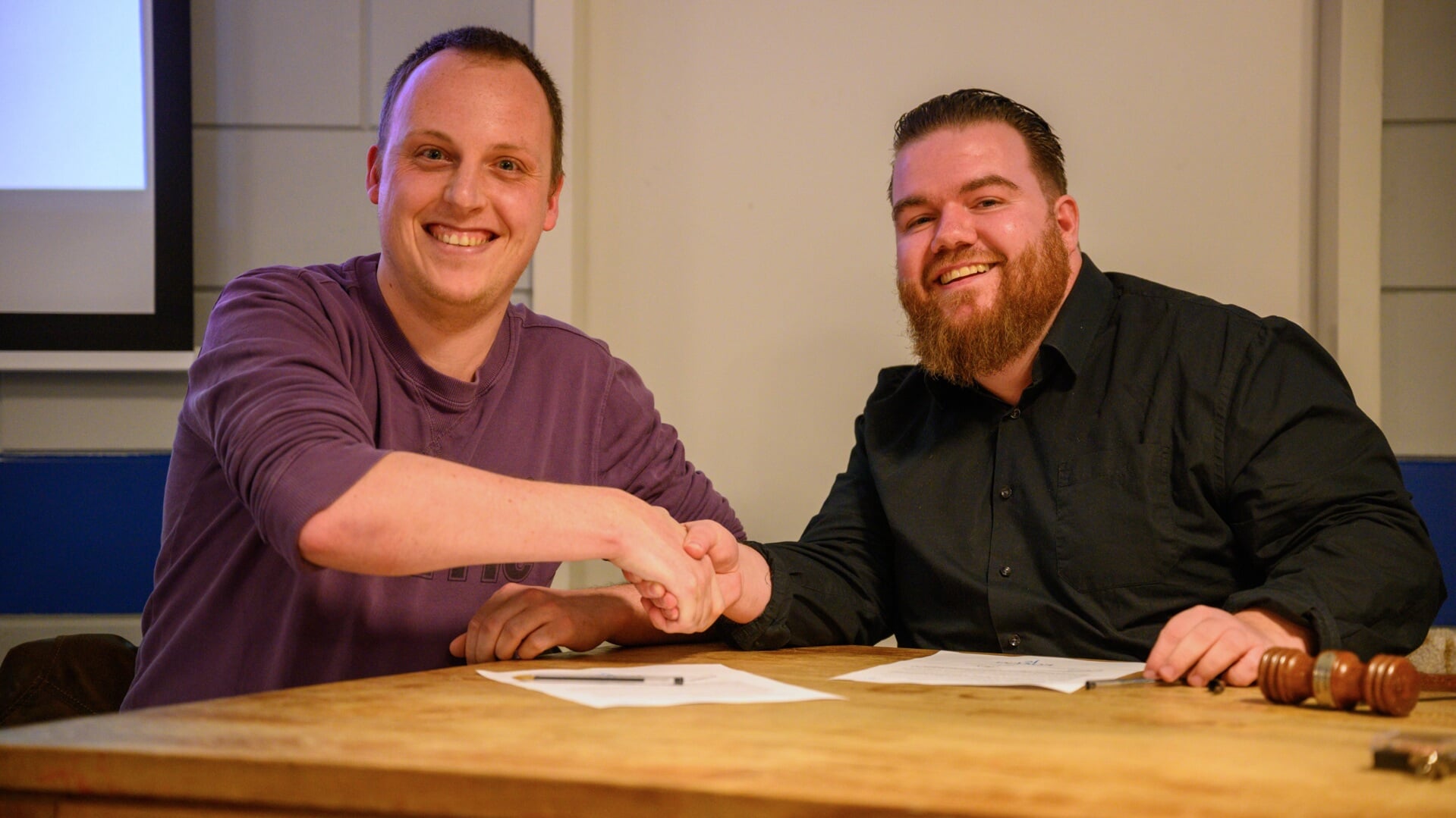 • Marco Barten (l) en Dyon Verkruijssen (r) schudden elkaar de hand na tekening van het contract.
