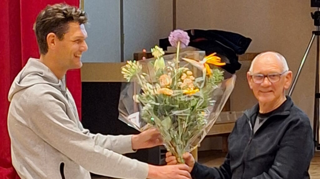 • Hans Kivits neemt de bloemen in ontvangst.