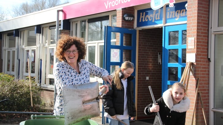 • Burgemeester Van Beukering ging tijdens NLdoet op basisschool Vroonestein aan de slag.