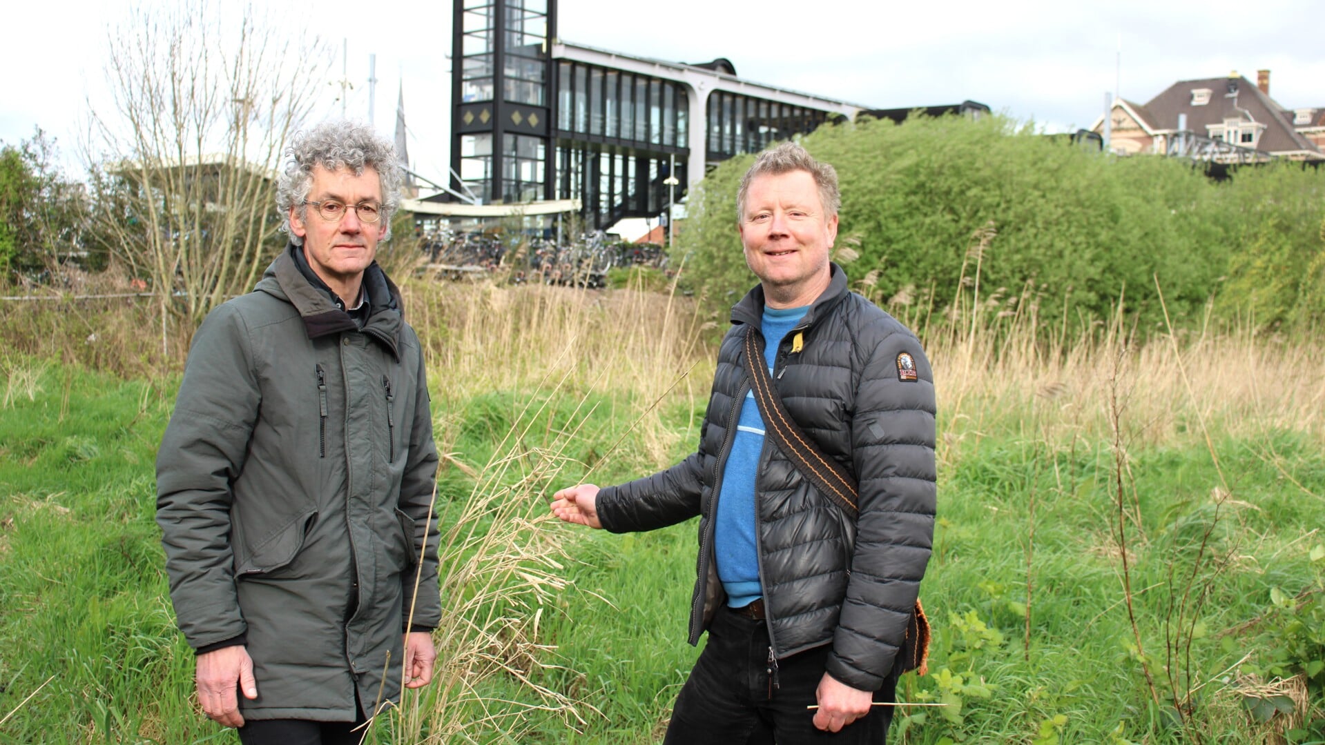 • Tom Rullman en Maurice Jurg voor het stukje wilde natuur nabij het treinstation van Woerden.
