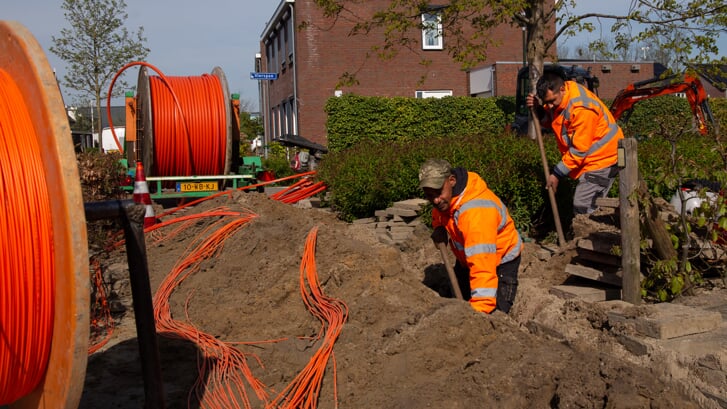 • In Almkerk wordt gegraven voor glasvezel van Glaspoort. In Rijswijk is Delta nog bezig.