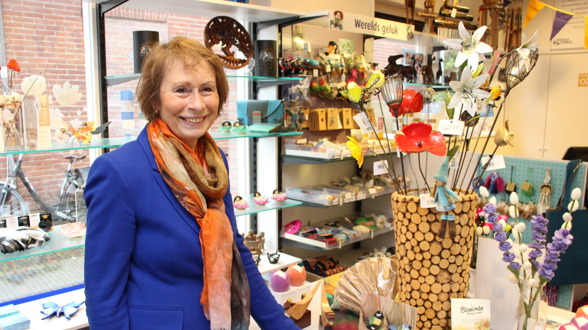 • Birgitte van Hoesel in de Wereldwinkel aan de Havenstraat.