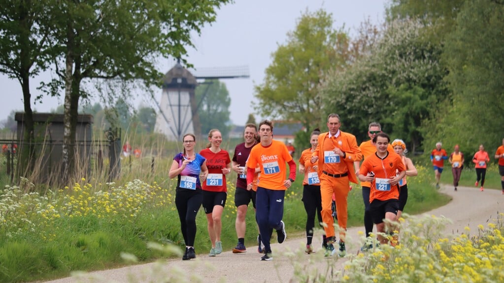 • De Oranje Run Lienden voerde de deelnemers onder meer door de Marspolder.