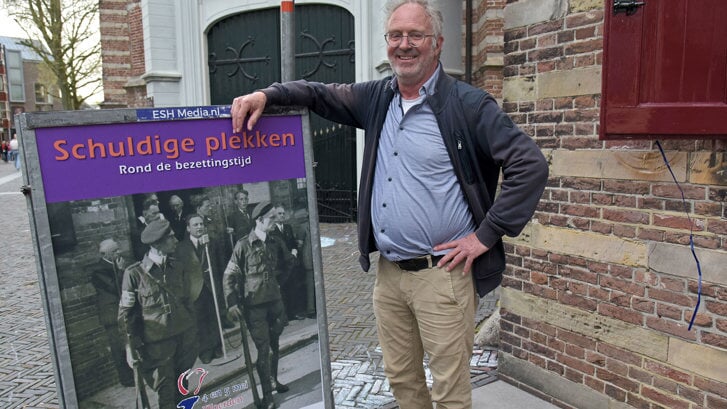 • Hennie Epping jr. bij het billboard met daarop rechts zijn vader voor het Stadsmuseum.