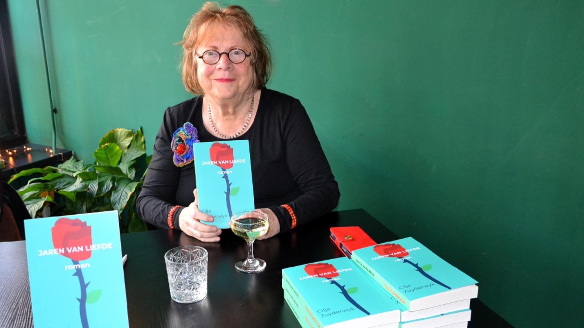 • Cilja Zuyderwijk met haar nieuwe boek 'Jaren van Liefde'.