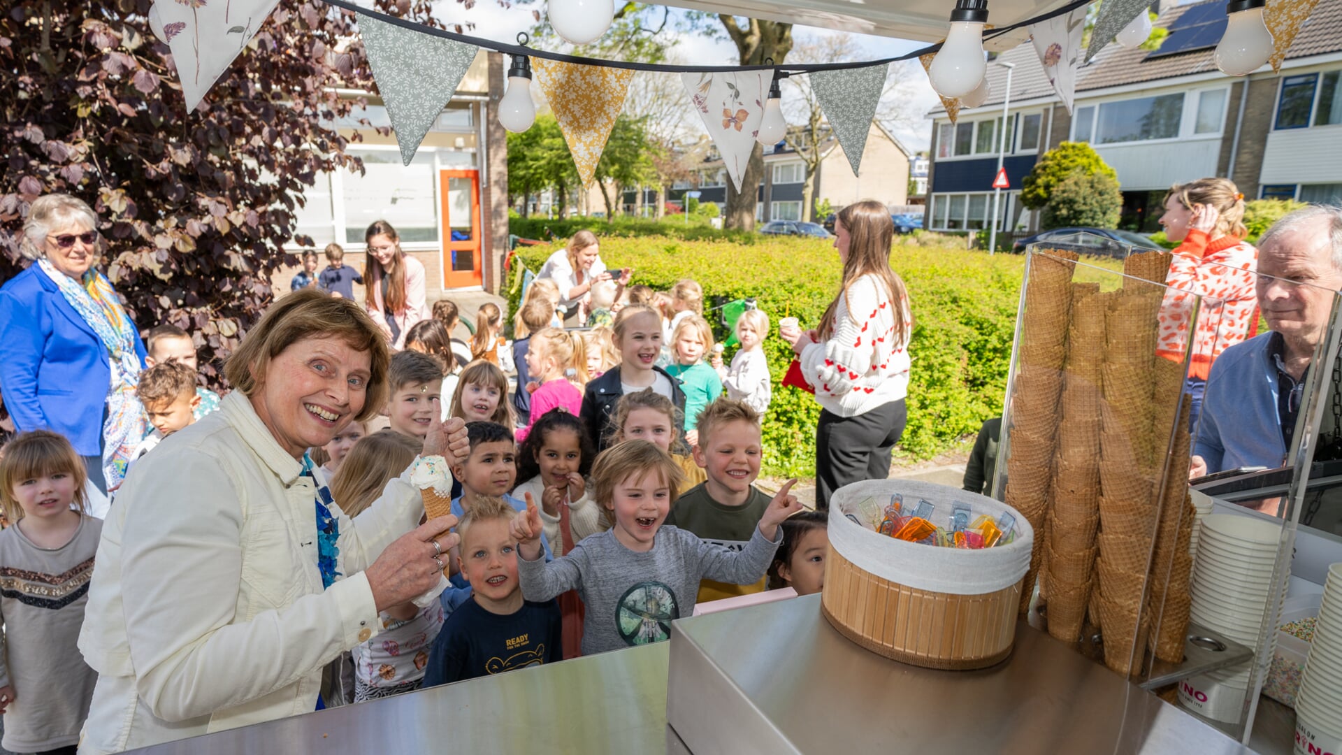 • José Daselaar is al veertig jaar juf op De Schakel in Woerden. Om dat te vieren kregen alle kinderen een ijsje.