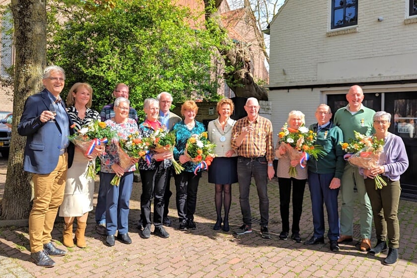 • De gedecoreerden met hun partners en burgemeester Van Hartskamp.