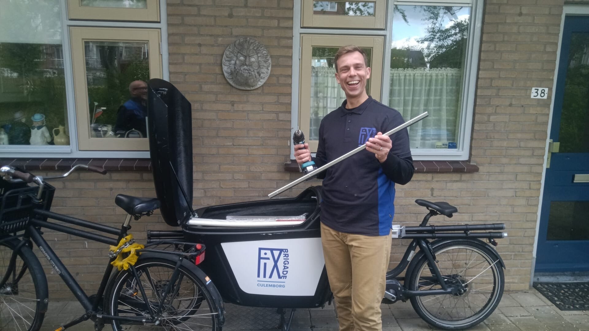 • Gemeenteraadslid Tim de Kroon van GroenLinks helpt de FIXbrigade bij de klusactie in de Debussystraat.