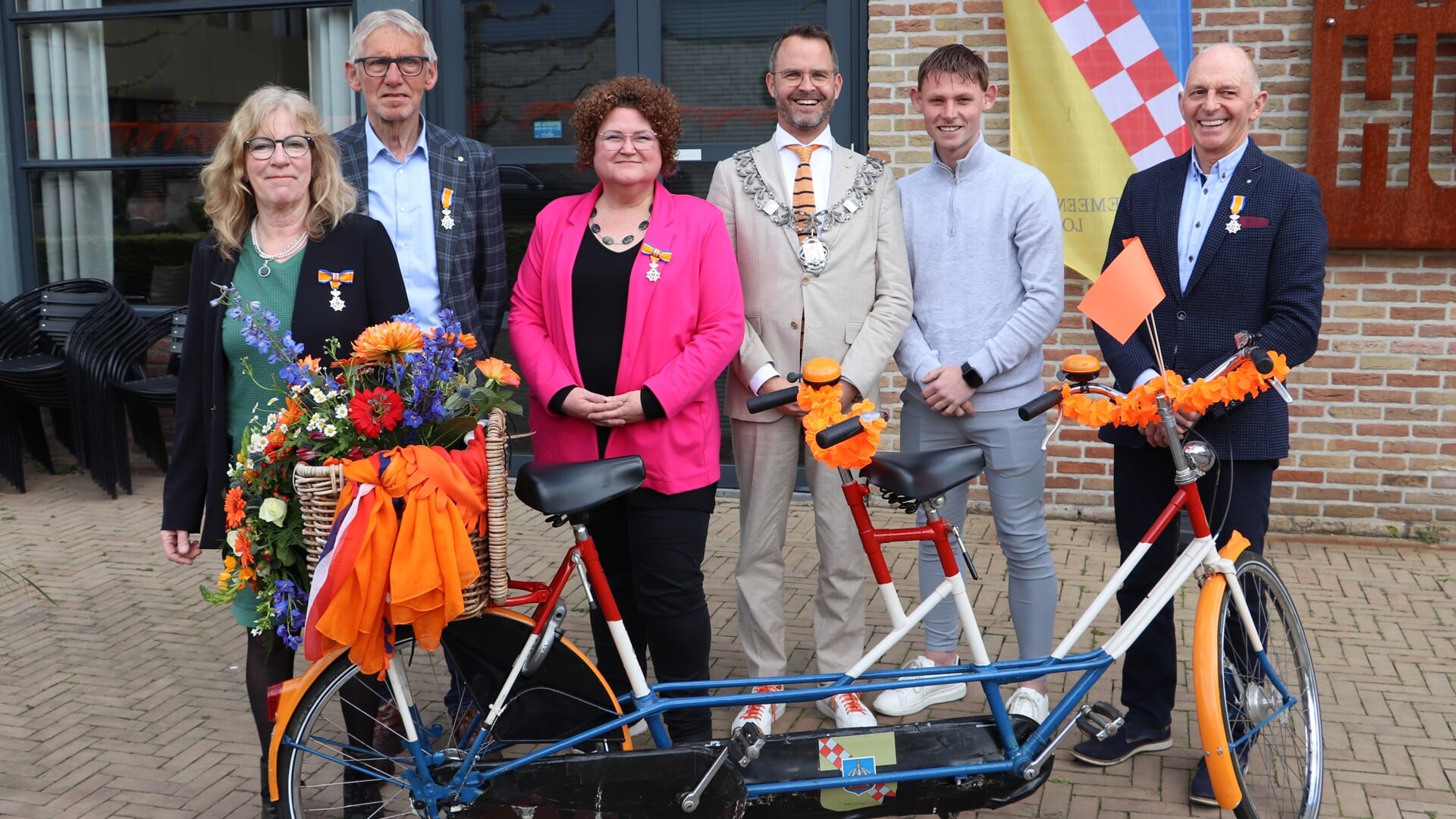 • Mevrouw Kok-van Zuijlen, de heer Kok, mevrouw Langenberg, burgemeester Laurens de Graaf, Thijmen Schimmel (winnaar Jongerenaward) en de heer Van den Berg