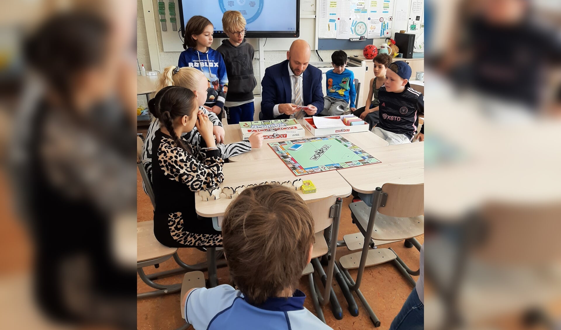 • Wethouder Jacques Rozendaal kwam langs om de Woerdense versie van het Monopoly-spel te komen bekijken.