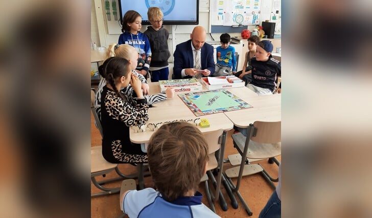 • Wethouder Jacques Rozendaal kwam langs om de Woerdense versie van het Monopoly-spel te komen bekijken.