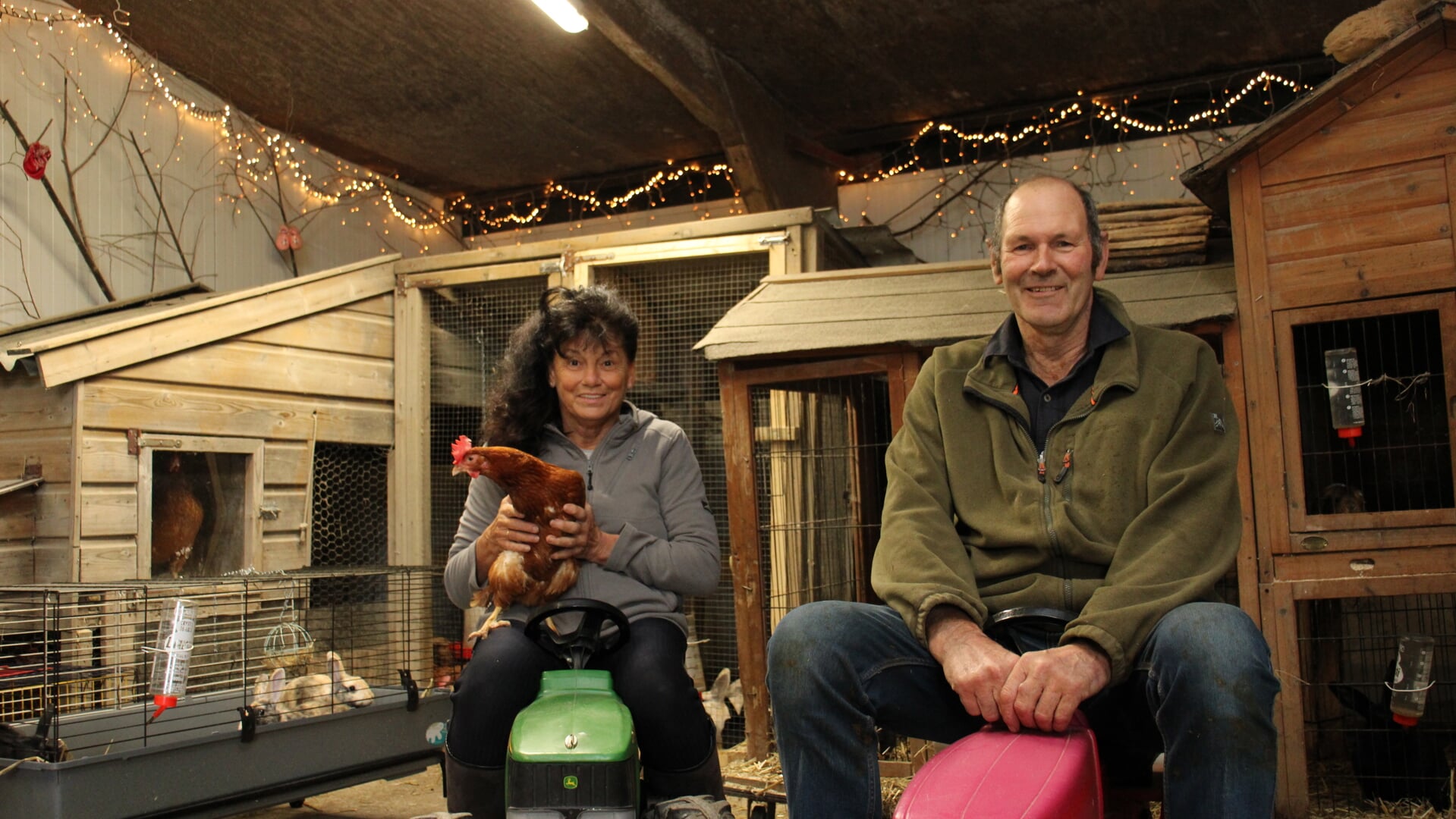 • Wilma en Gerrit Wammes bij de kippen en knaagdieren.