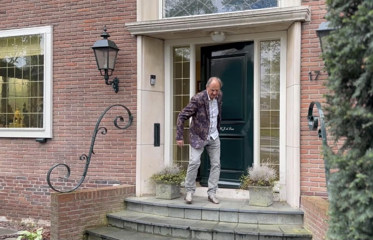 • Het moment waarop Martin van Waardenberg de woning van Wim de Leur verlaat.