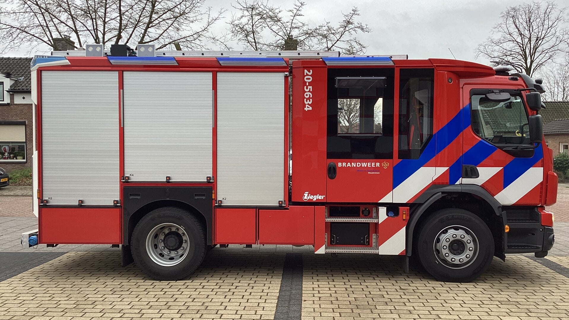 • De nieuwe tankautospuit van de brandweer in Woudrichem.