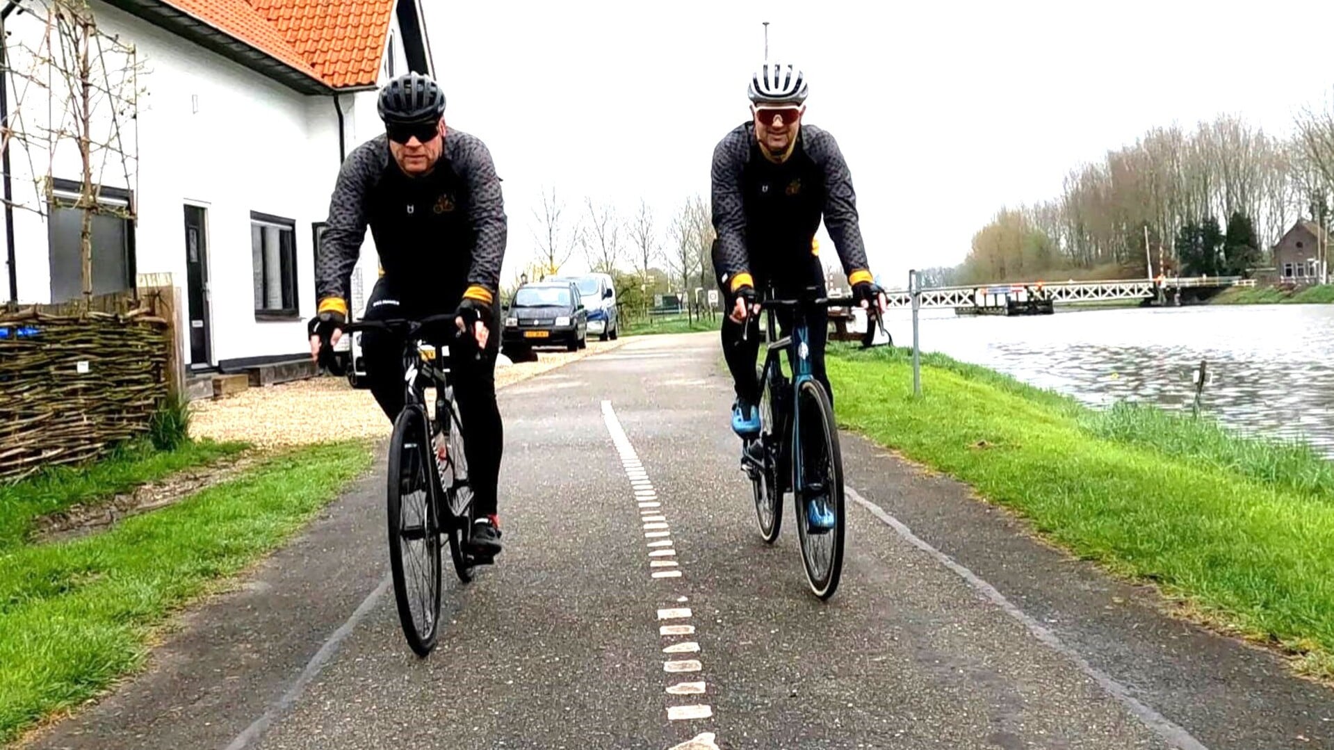 • Arjan (l) en Martijn genieten op de fiets.