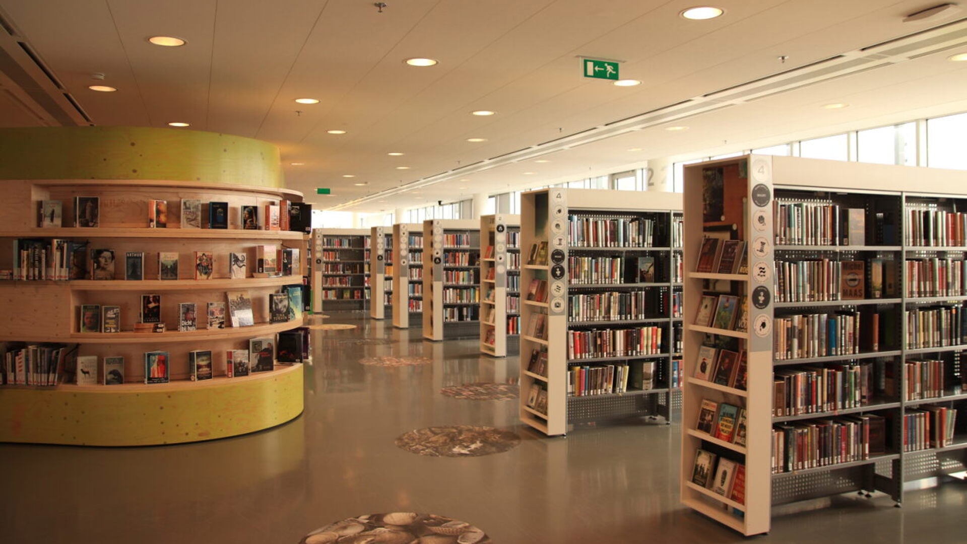 • Bibliotheek De tweede verdieping in het Stadshuis in Nieuwegein.