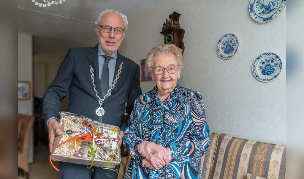 • Mevrouw Van Doorn-Verstoep met de burgemeester.