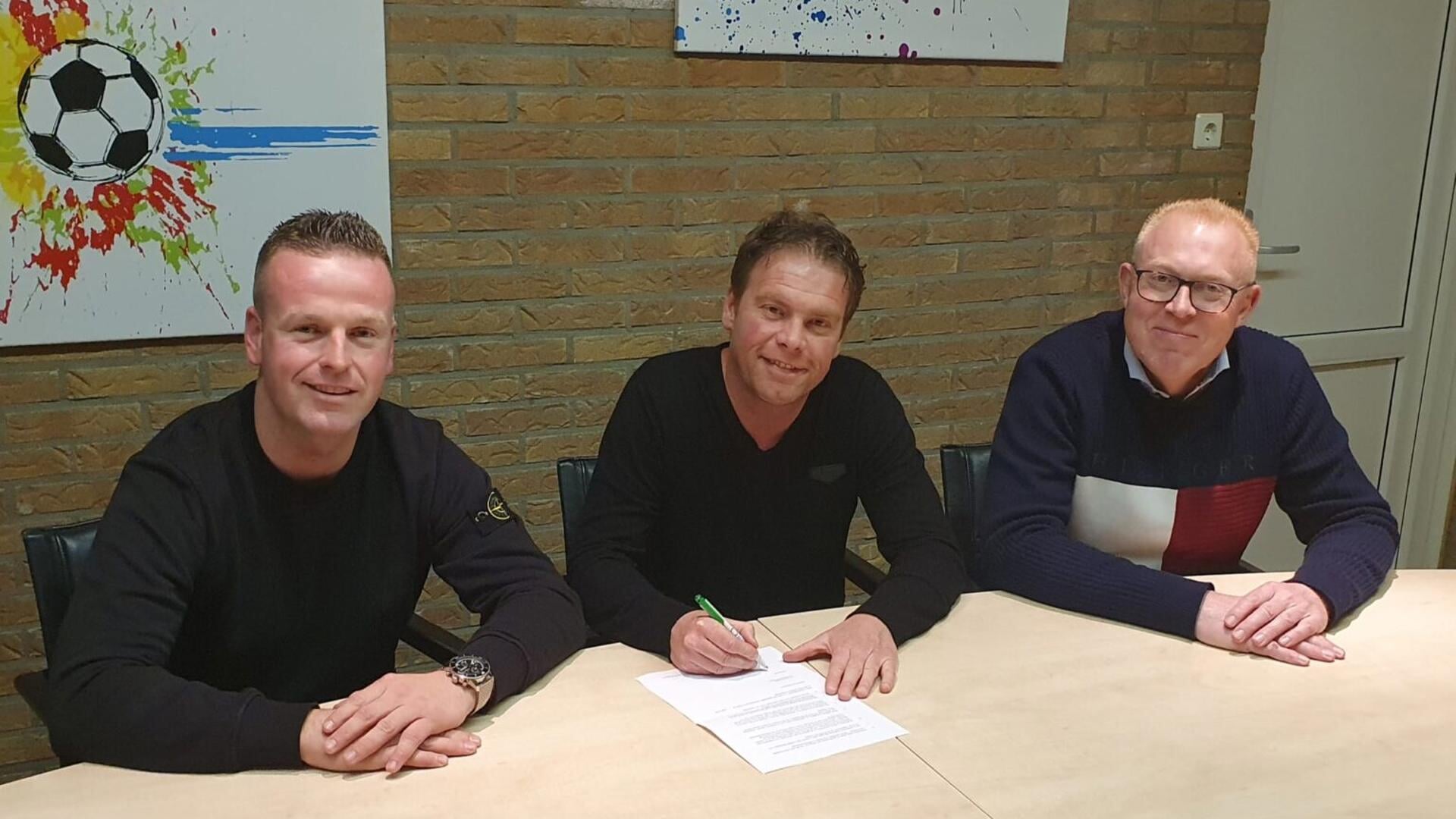 • Alain Hijman (midden) is de nieuwe trainer van Tricht.