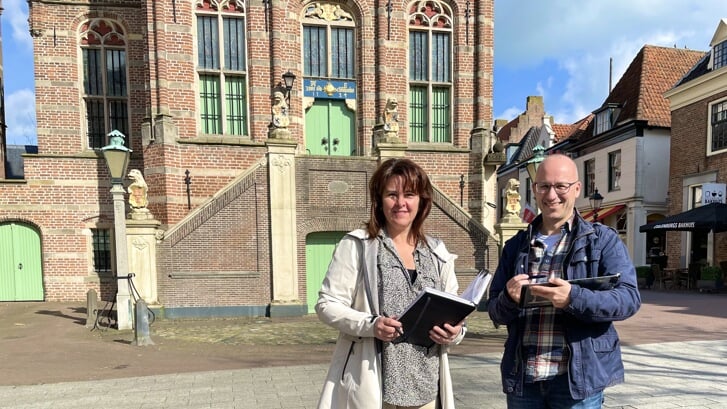 • Annet van den Oord (links) en Roger Klaassen (rechts) organiseren het 'Teken je eigen reisdagboek'.