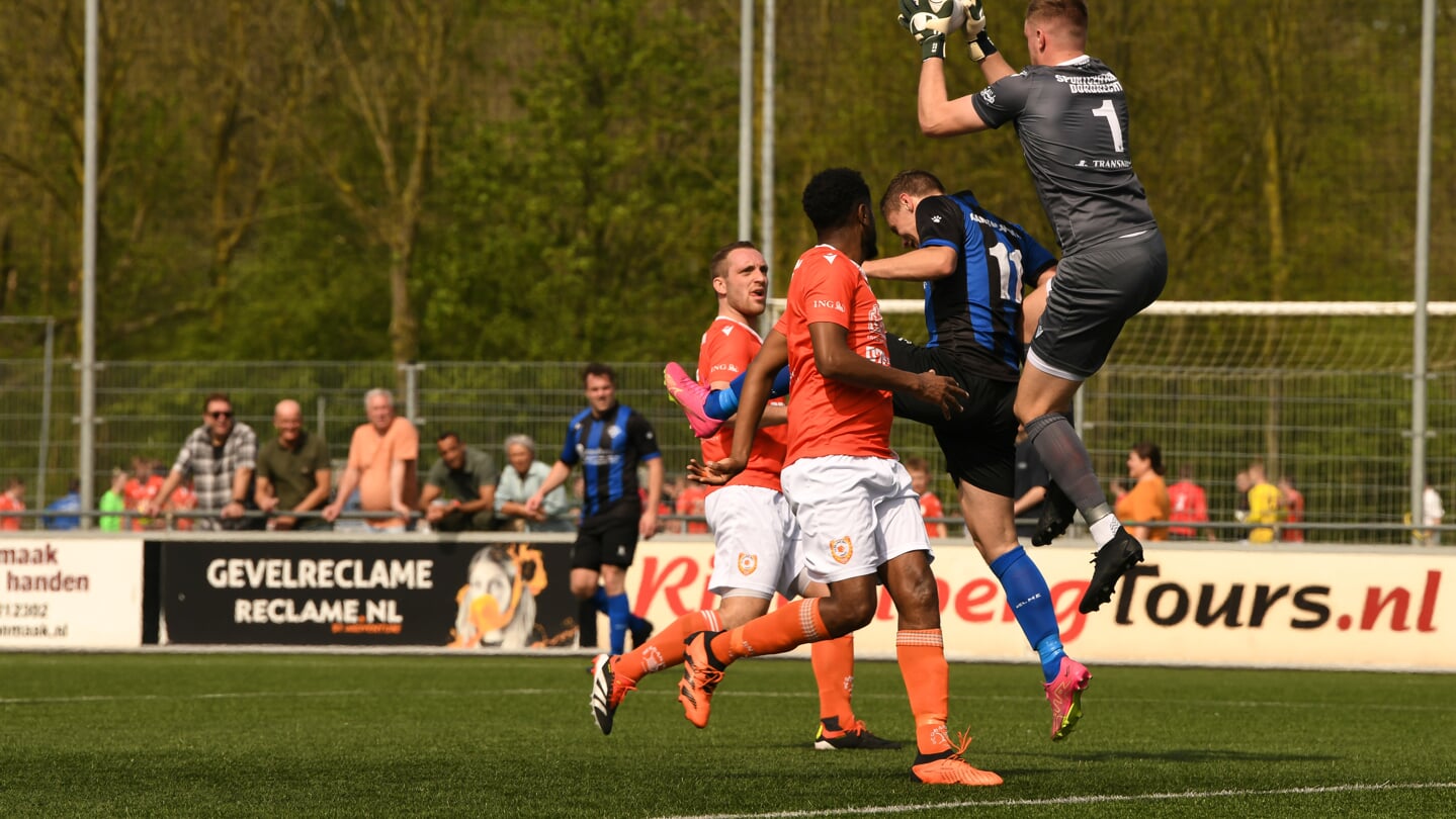 • Oranje Wit - Streefkerk (4-1). 