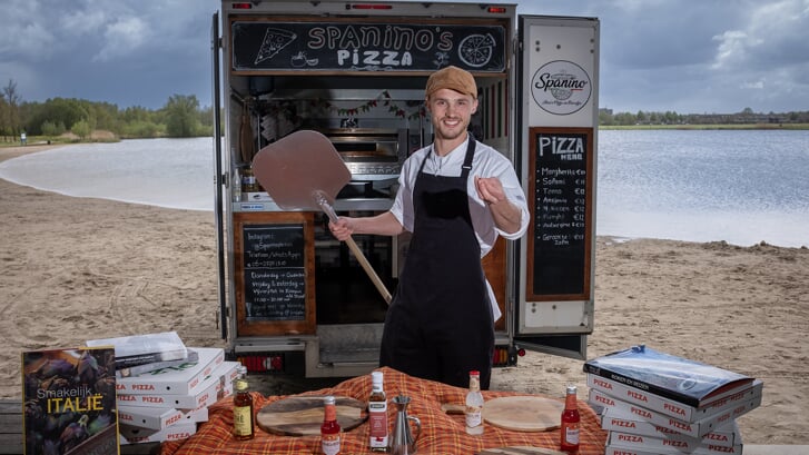• Han Spanjersberg is vanaf mei met zijn Spanino's Pizza-bus ook aan de Surfplas te vinden.