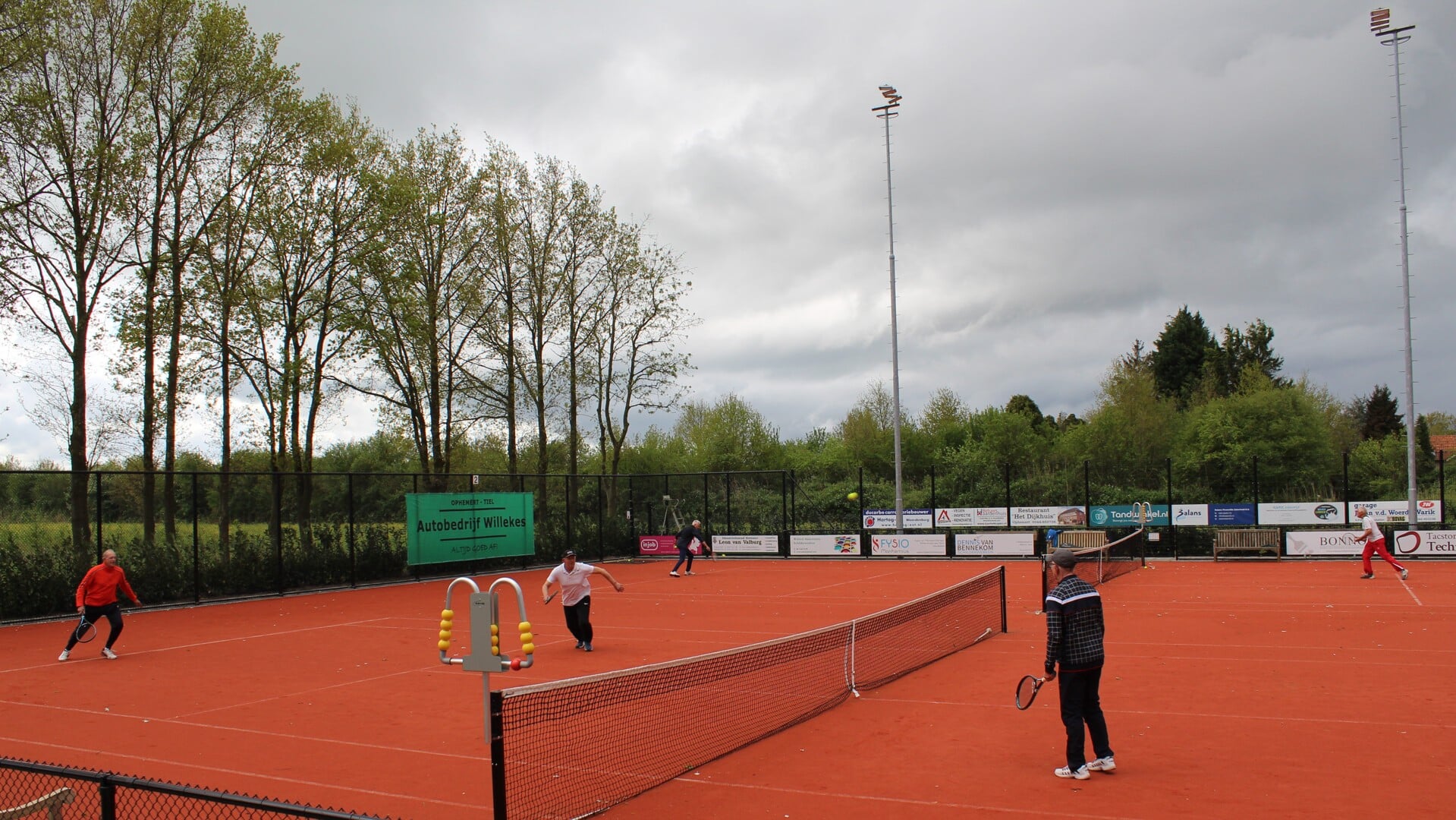 • Op de nieuwe tennisbaan wordt al tennis gespeeld.