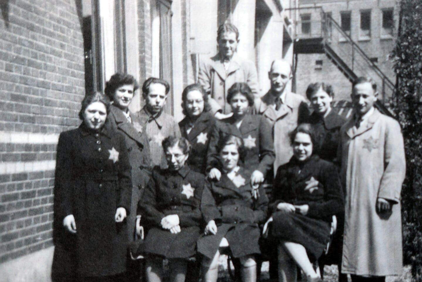 • Personeel van het Centraal Tehuis aan de Oosthaven, zomer 1942. Roza: onderste rij, mensen die zitten, helemaal links.
