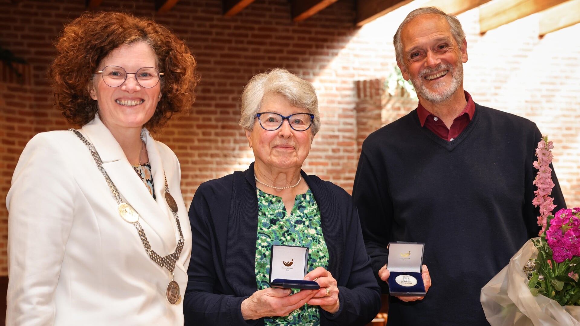 • V.l.n.r.: burgemeester Marijke van Beukering, mevrouw Wempe en meneer Van Woerden.