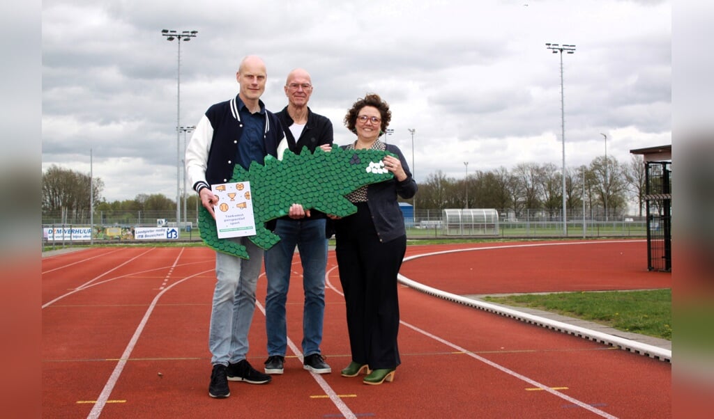 • Overhandiging Groene Krokodil op de atletiekbaan van Statina, met v.l.n.r. Marco van Zandwijk, Bert van Oostrum en wethouder Mischa Peters. 