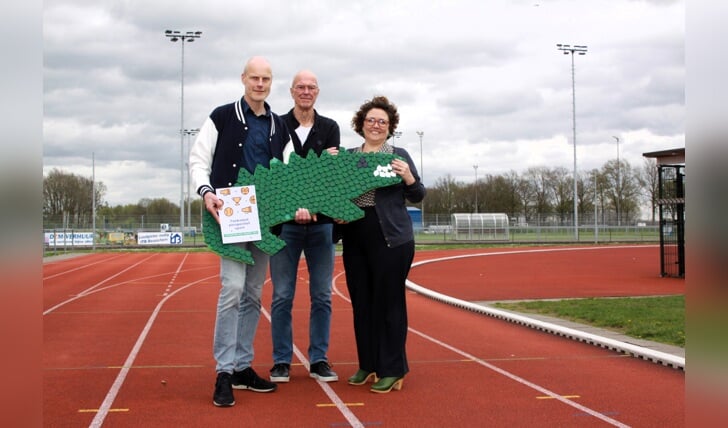 • Overhandiging Groene Krokodil op de atletiekbaan van Statina, met v.l.n.r. Marco van Zandwijk, Bert van Oostrum en wethouder Mischa Peters. 