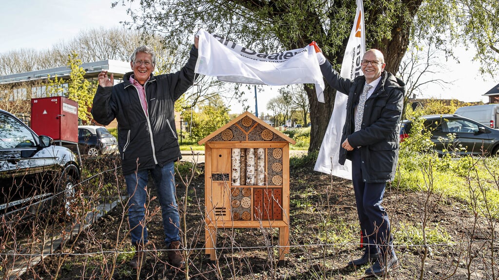 • Wethouder Hans Tanis en Goof van Vliet bij het geplaatste insectenhotel.