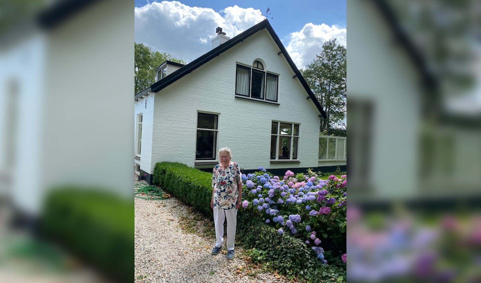 • De 93-jarige mevrouw Eva Molenbroek voor de boerderijwoning aan de Kasteellaan in Harmelen.