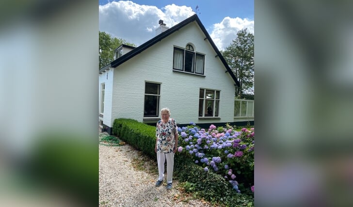 • De 93-jarige mevrouw Eva Molenbroek voor de boerderijwoning aan de Kasteellaan in Harmelen.
