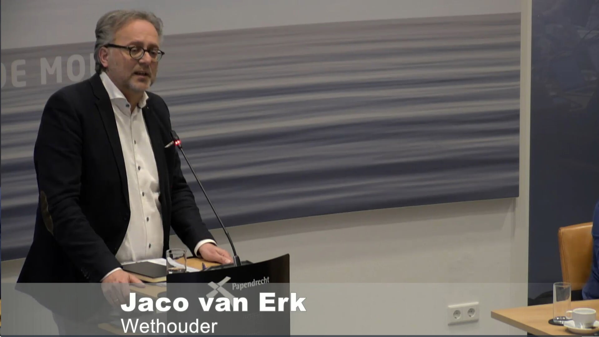 • Wethouder Jaco van Erk tijdens de raadsvergadering.
