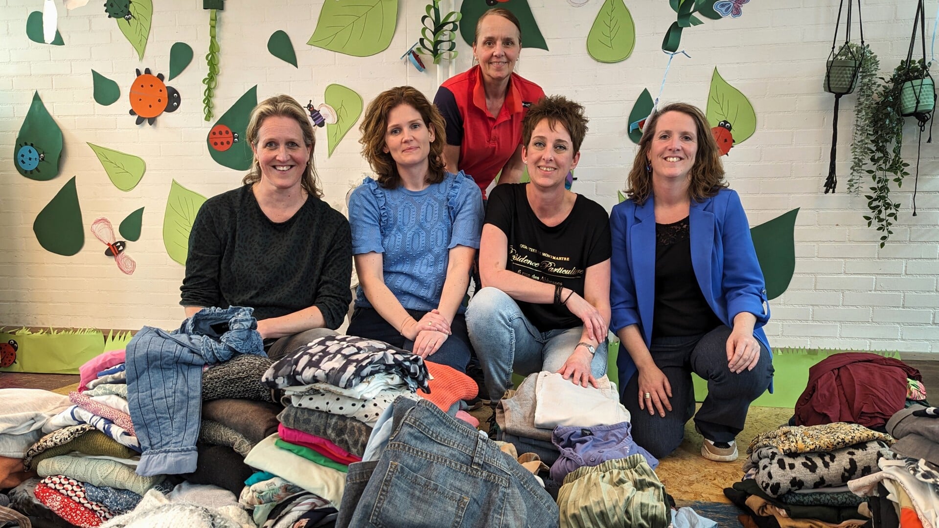 • Het team die de kledingbeurs mogelijk maakte, met rechts op de foto Janneke van Vliet. 