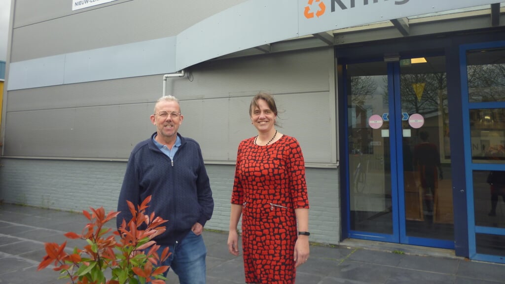 • Hugo Baas en Jolanda Verhaar voor de Kringloopwinkel.