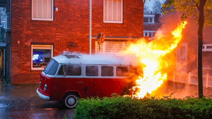 • Een oud Volkswagen busje is donderdagavond aan de Bodegraafse Straatweg in brand gevlogen. 