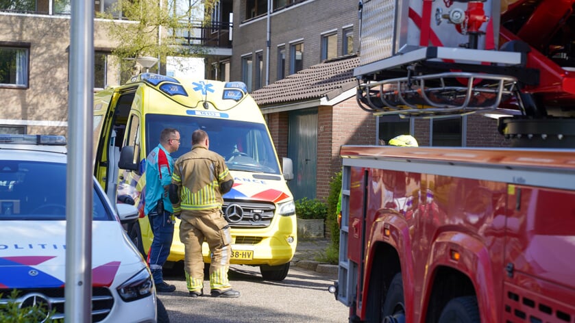 De brand woedde op de begane grond van een woning aan de Anna van Hensbeeksingel. Een persoon raakte gewond.