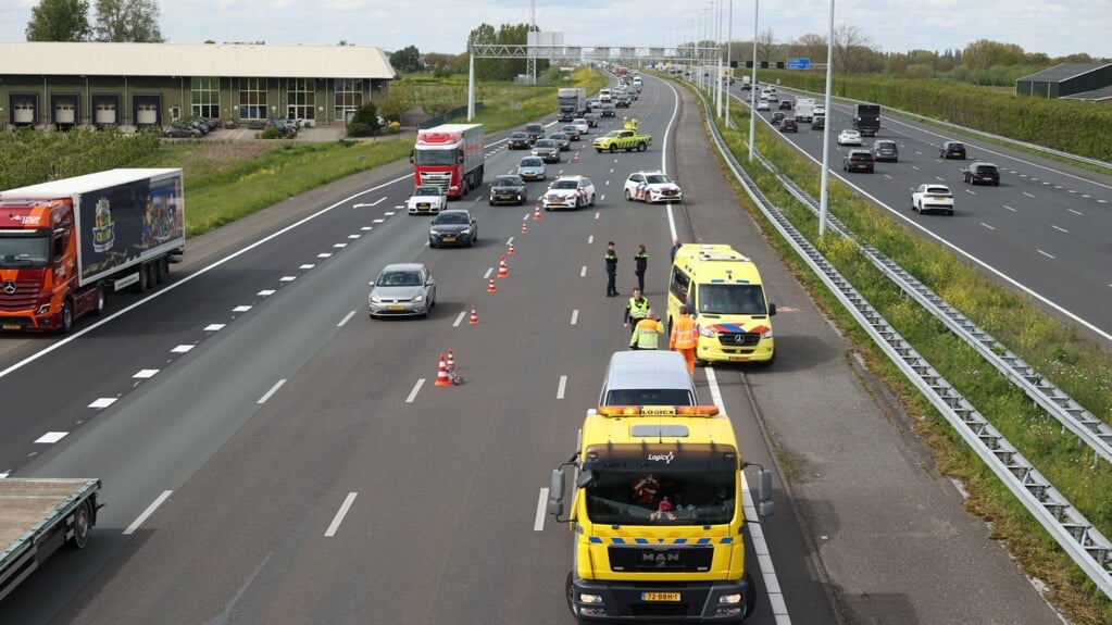 • De auto op de bergingswagen wordt weggereden. 