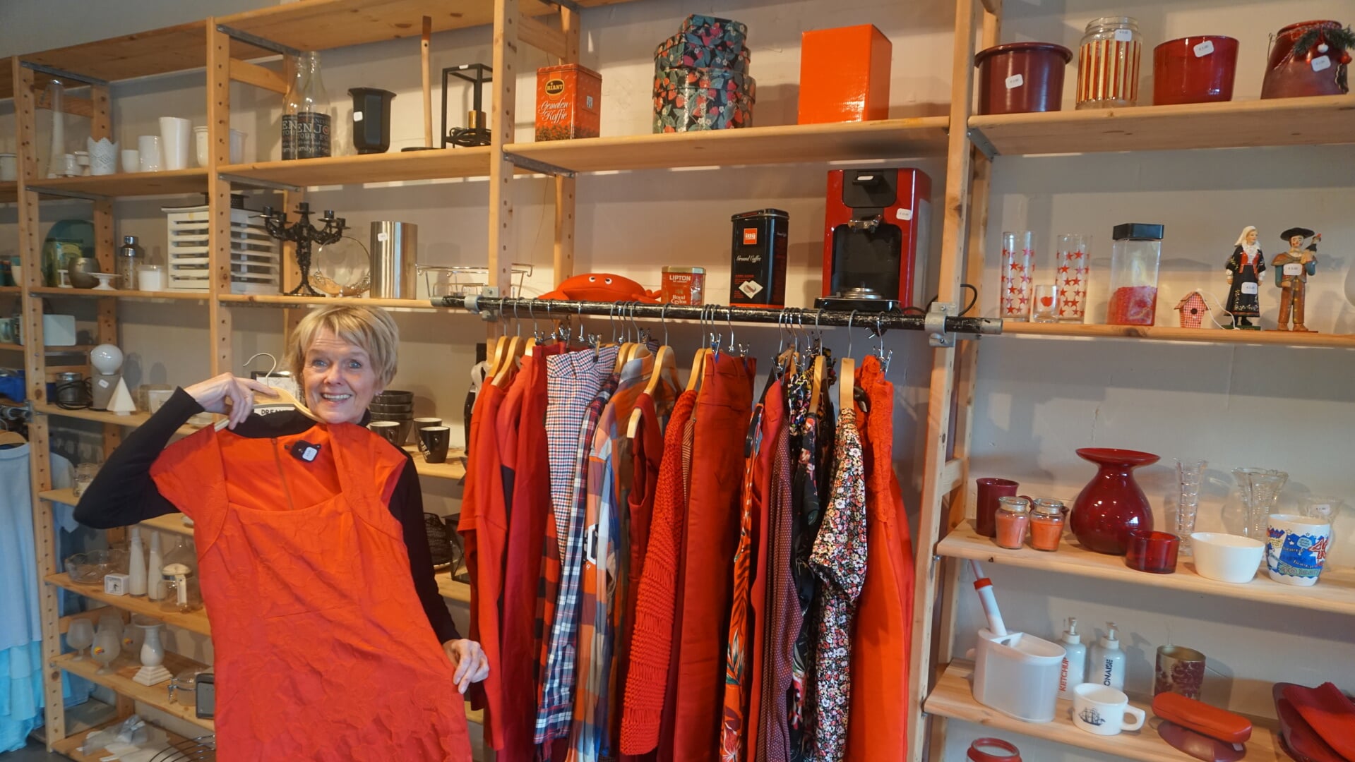 • Vrijwilliger Trude van Mil werkt met veel plezier in kringloopwinkel De Schatkist op Cityplaza.