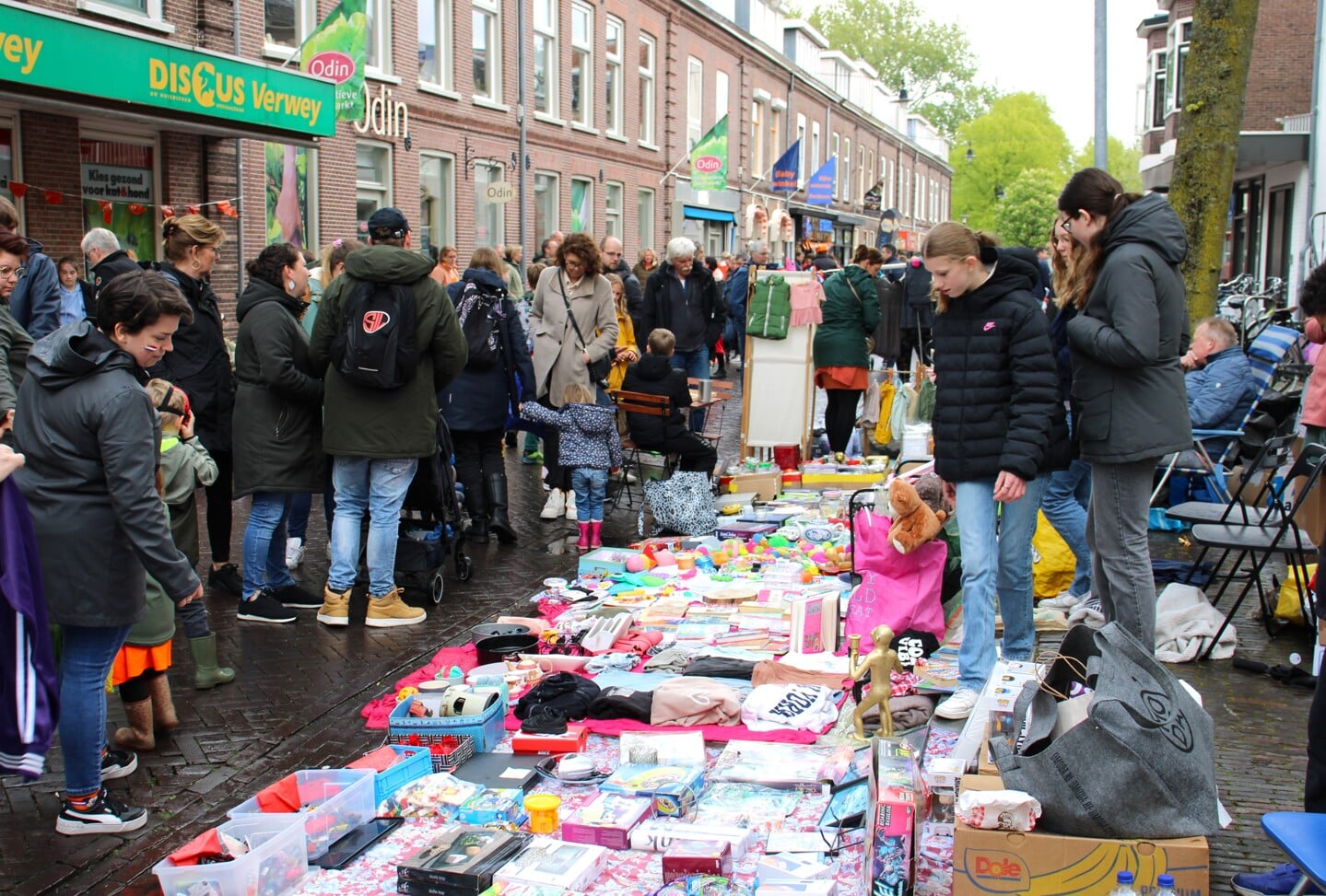 • Vrijmarkt in de Nieuwstraat in Woerden. 