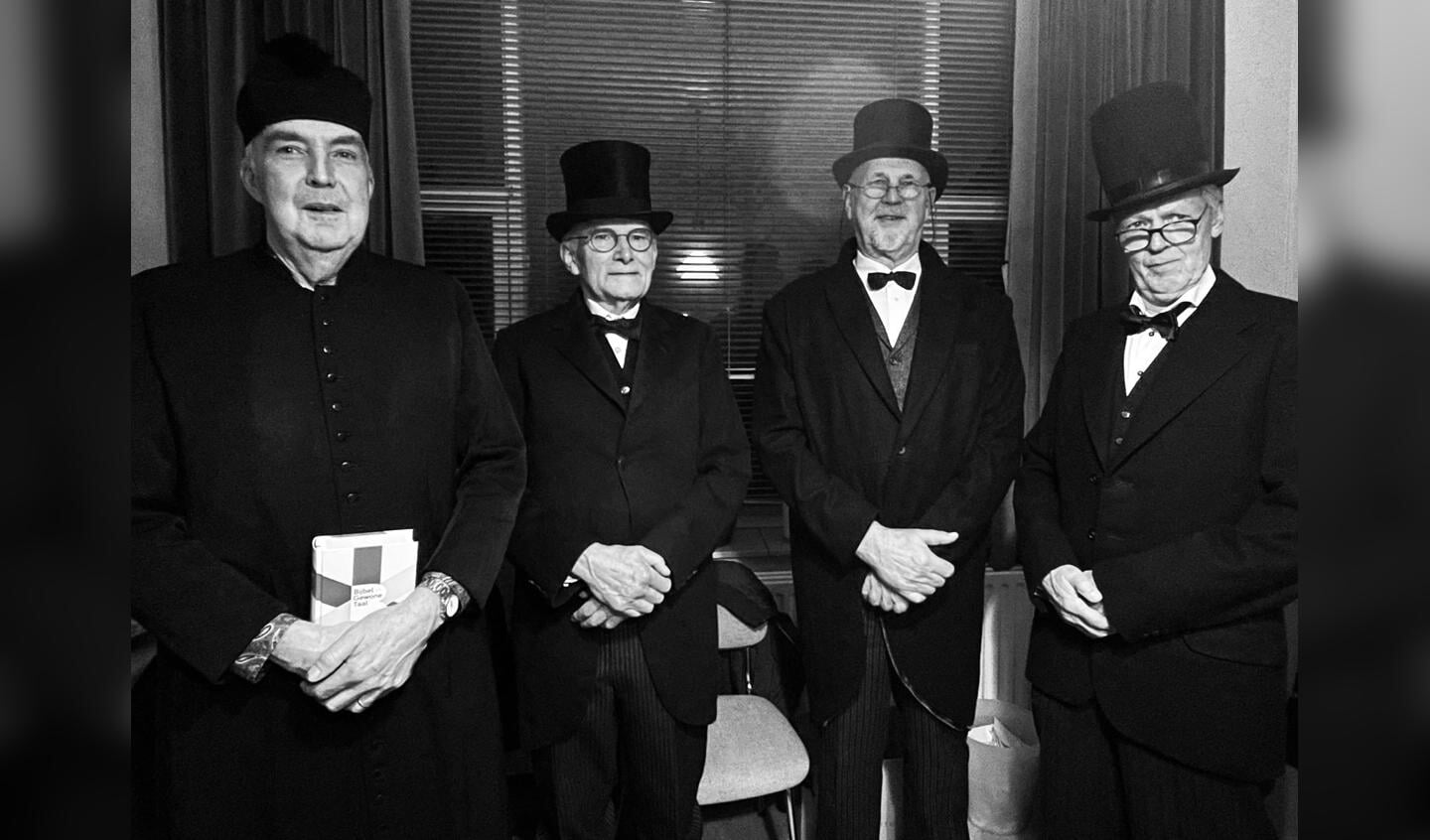• 100 jaar terug in de tijd (van links naar rechts): de geestelijk adviseur, Gerard Vendrig, Piet van Kats en Harry van Rooijen.
