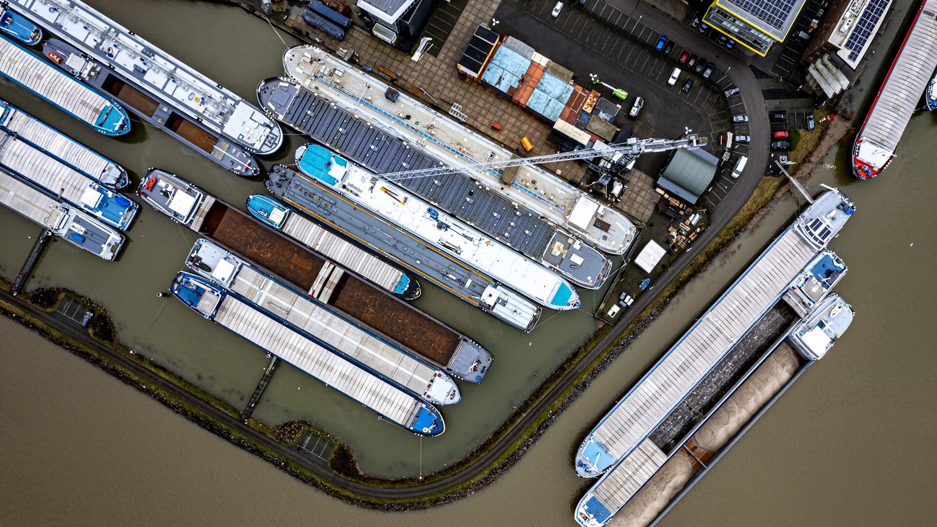 • Dronefoto van de haven in Werkendam.