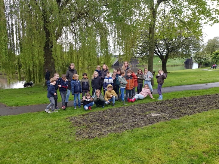 • Groep 4 van basisschool De Open Poort op Nationale Zaaidag.