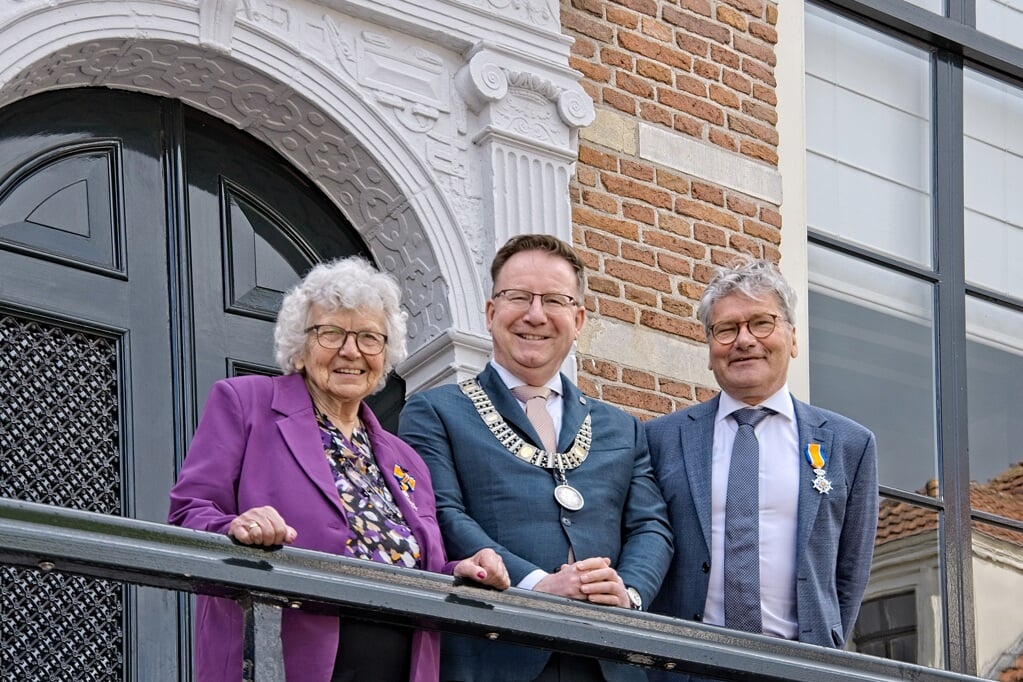 • Mevrouw Hage en de heer Kromwijk met burgemeester Van Domburg op het bordes van het Historisch Stadhuis.