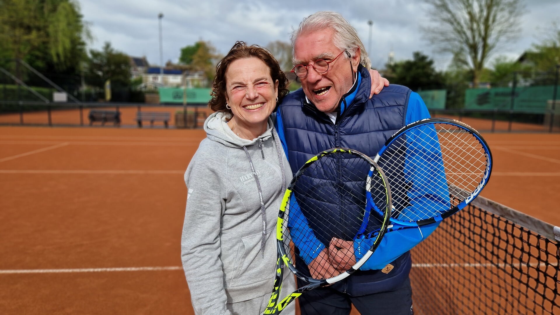 • Helene de Kreek en Hans van der Kleij zijn de drijvende krachten achter het oldstars-tennis bij TCK.
