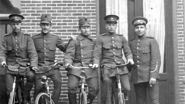 • Foto uit de oude doos: in de mobilisatie van 1939 was de fiets nog een belangrijk vervoermiddel.